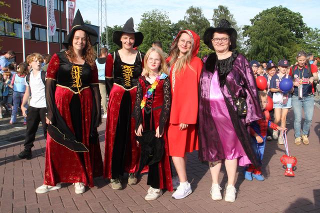 Feestelijke intocht jubileumeditie Avondvierdaagse Veendam