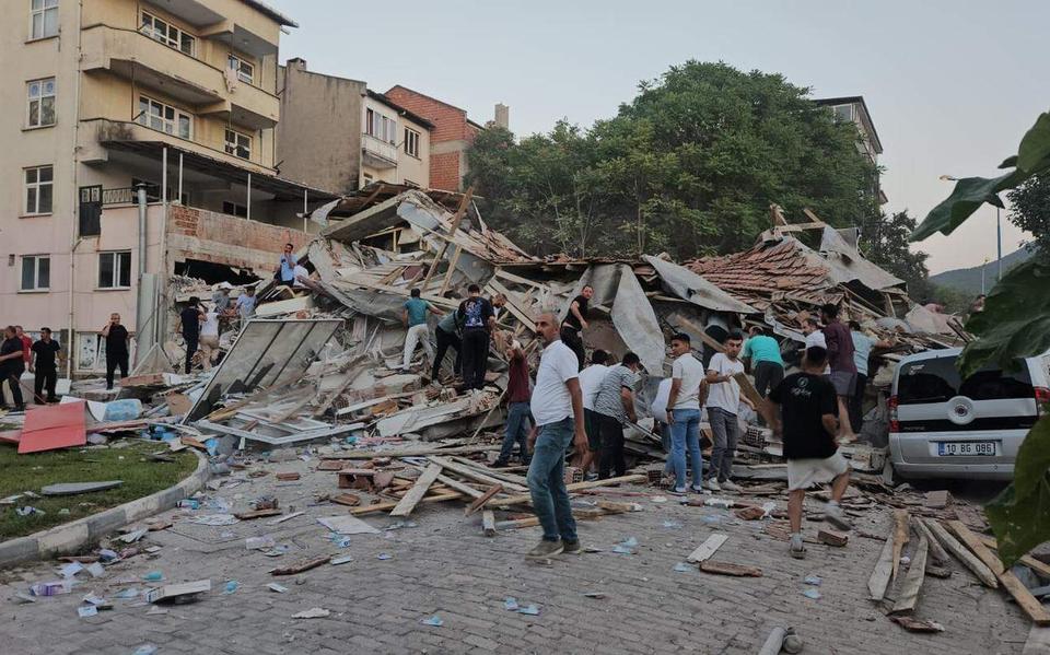 In de provincie Balikesir, het epicentrum van de beving, zijn gebouwen ingestort.