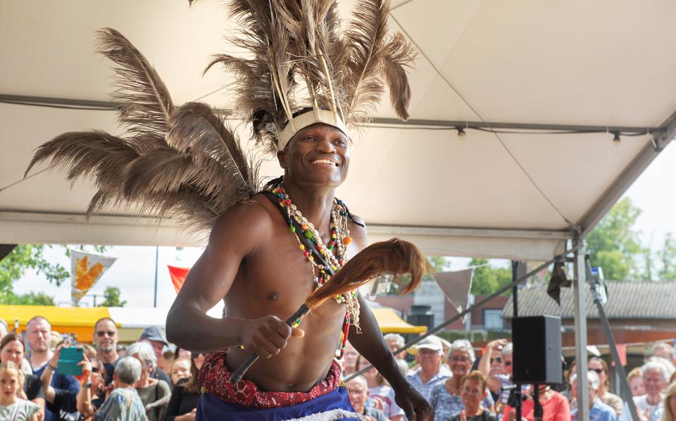 Een Keniaanse danser tijdens SIVO-festival in 2023.