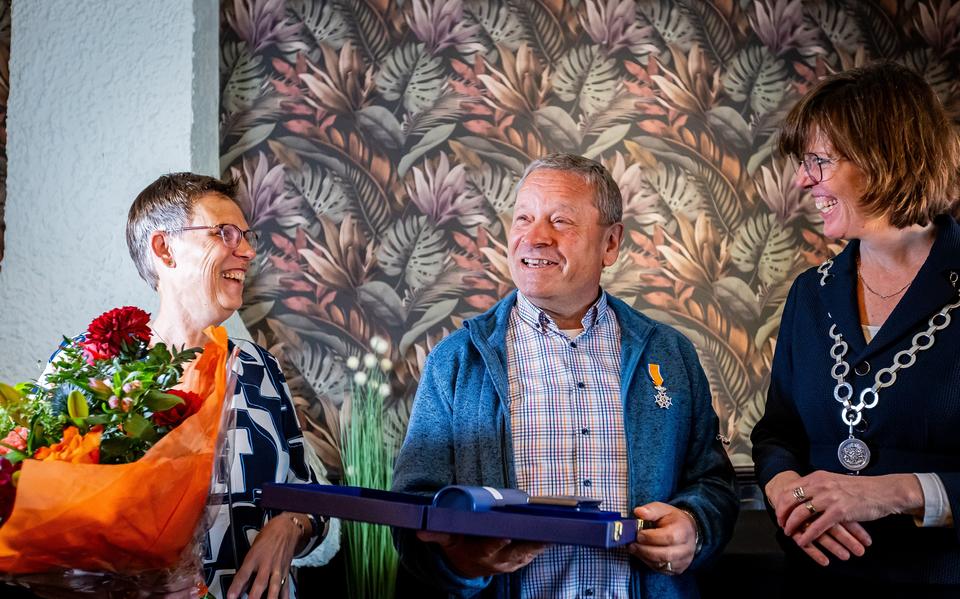Koninklijke onderscheiding voor de Winschoter John Ruibing. geflankeerd door zijn vrouw Karin (links) en burgemeester Cora Yfke Sikkema.