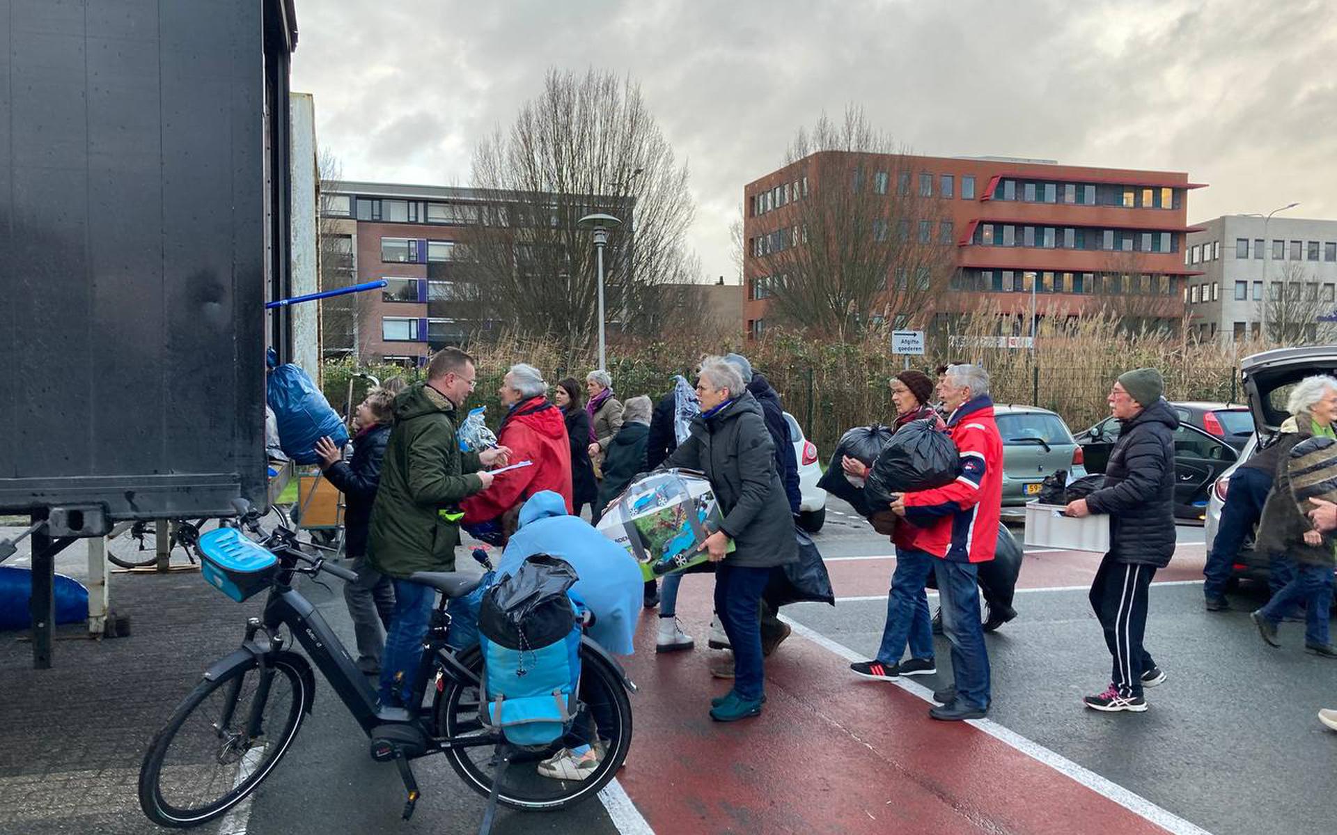 In Leeuwarden komen mensen al vroeg om te doneren. Foto: LC