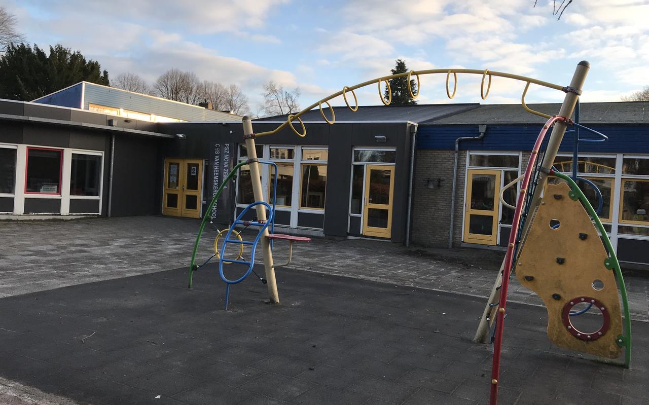 De eerdaags te slopen openbare Van Heemskerckschool in Hoogezand. Op dezelfde plaats wordt een aardbevingsbestendig kindcentrum gebouwd. De eerdaags te slopen openbare Van Heemskerckschool in Hoogezand. Op dezelfde plaats wordt een aardbevingsbestendig kindcentrum gebouwd.