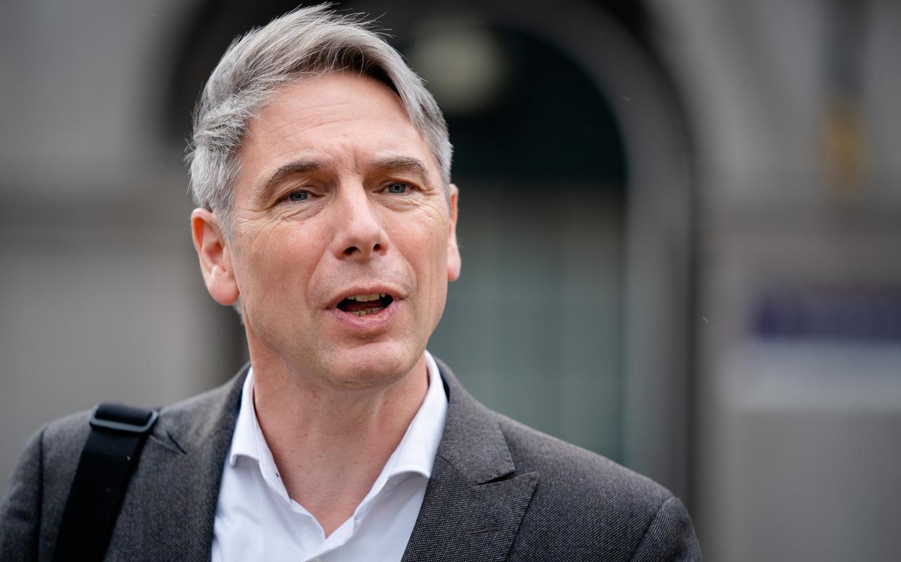 Tuur Elzinga, voorzitter FNV, vindt het tijd om de lonen na jaren loonmatiging eindelijk te verhogen. Niet alleen aandeelhouders moeten profiteren van de goed draaiende bedrijven, ook de werknemers, zegt hij. Tuur Elzinga, voorzitter FNV, vindt het tijd om de lonen na jaren loonmatiging eindelijk te verhogen. Niet alleen aandeelhouders moeten profiteren van de goed draaiende bedrijven, ook de werknemers, zegt hij.