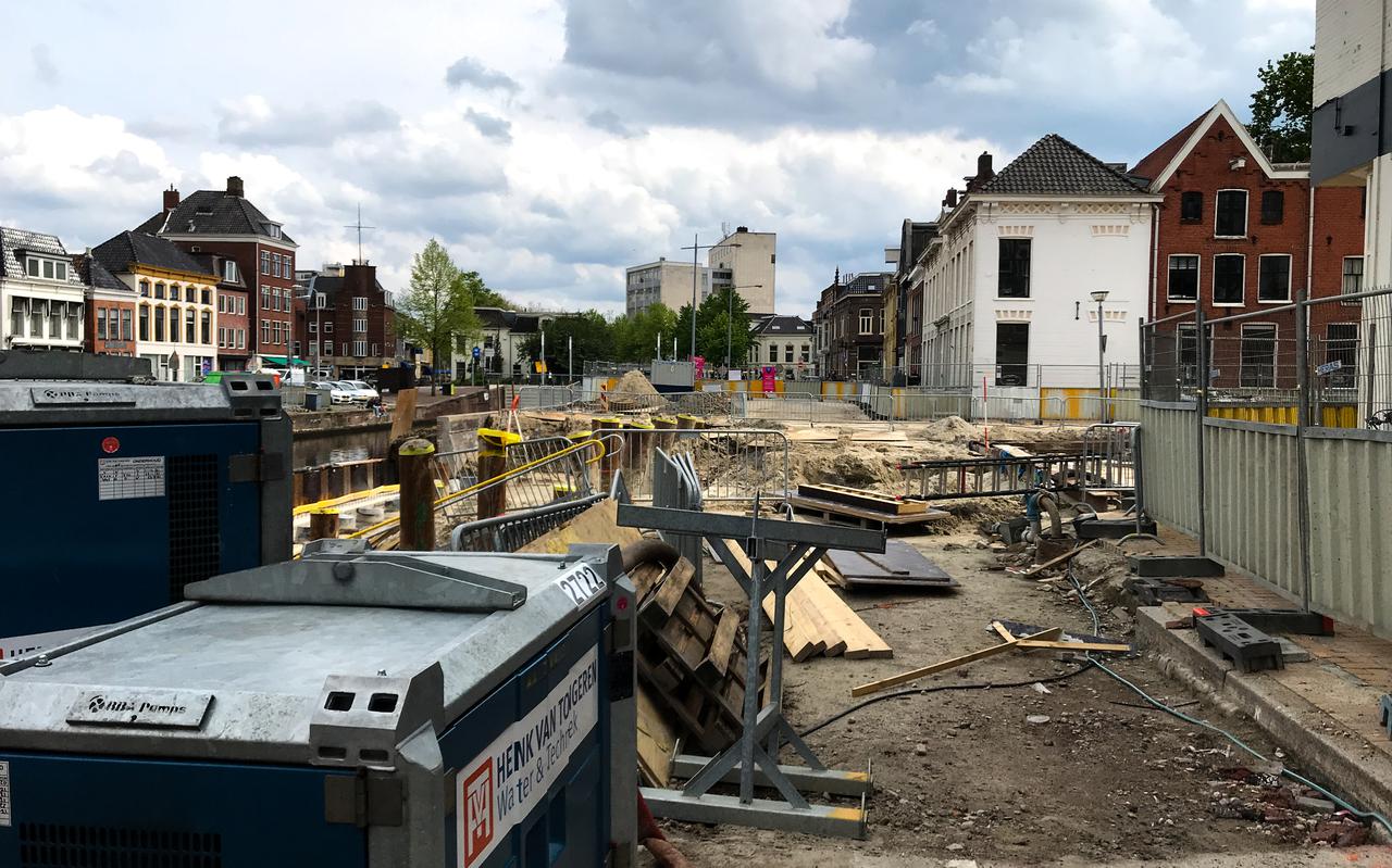De Raad van State vroeg de gemeente Groningen deze bouwplaats op te ruimen, in afwachting van de behandeling van de bezwaren. Maar dat deed Groningen niet. 