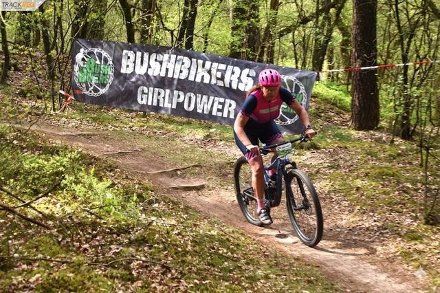 Mountainbikers Jesse van ’t Hoog uit Assen en Diana Pekel uit Schoonoord winnen zware wedstrijd in M