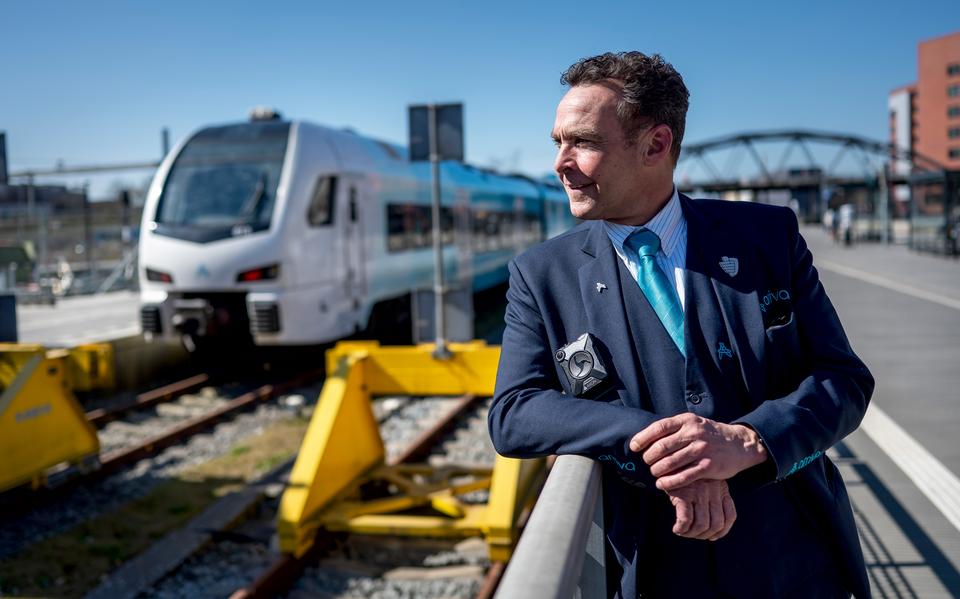 Arriva- steward Angelo Deiana verheugt zich op de ombouw en het nieuwe Hoofdstation, waar de gele stootblokken verdwijnen. Voor ‘zijn’ treinen verandert er veel tijdens de ombouw.  