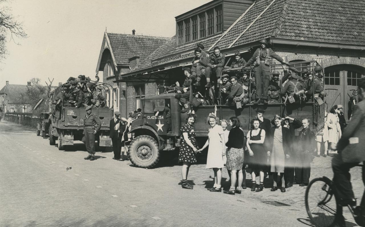 Inwoners van De Wijk vieren de bevrijding met de geallieerde soldaten. Foto: Groninger Archieven (OVCG)