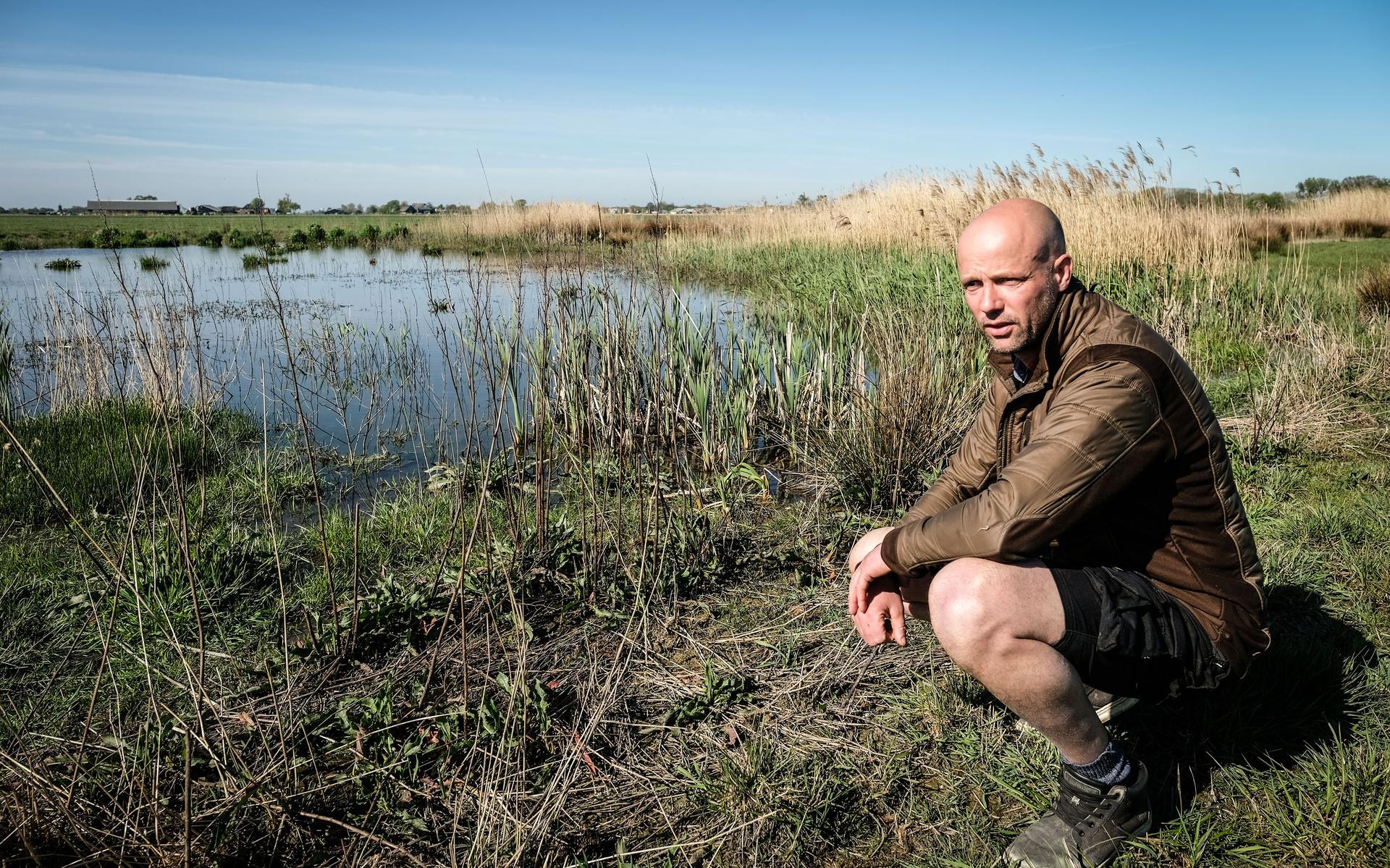 Adriaan Langereis in het weidevogelgebied bij Ten Boer.