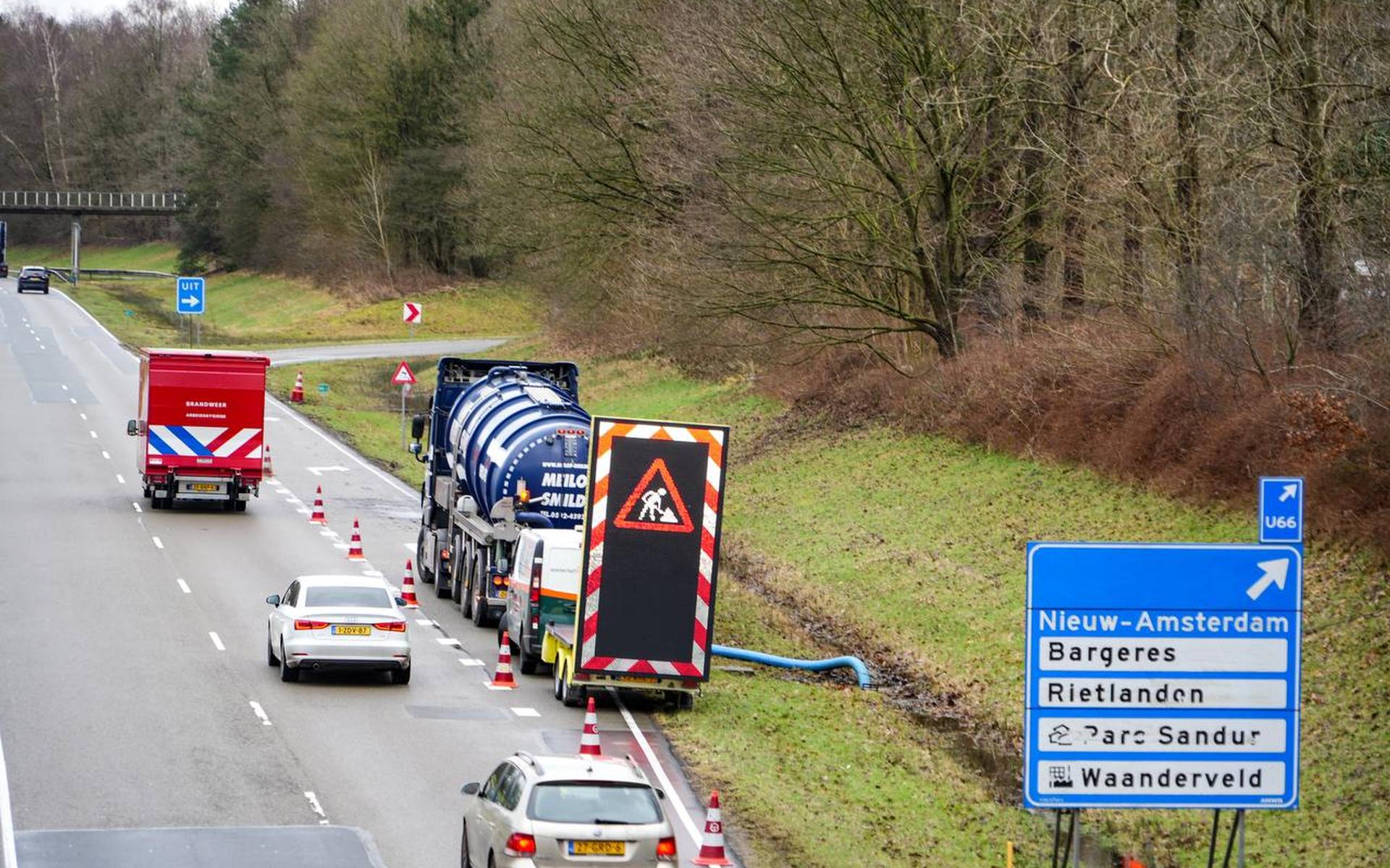 Afritten Rondweg Emmen zijn opnieuw afgesloten wegens hoog water. Weer kilometers omrijden naar Barg