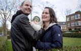 David Ekkers en Marina Rillo met hun baby Jonas in Groningen. Het biologenstel kocht 231 hectare Atlantisch regenwoud in Brazilië.