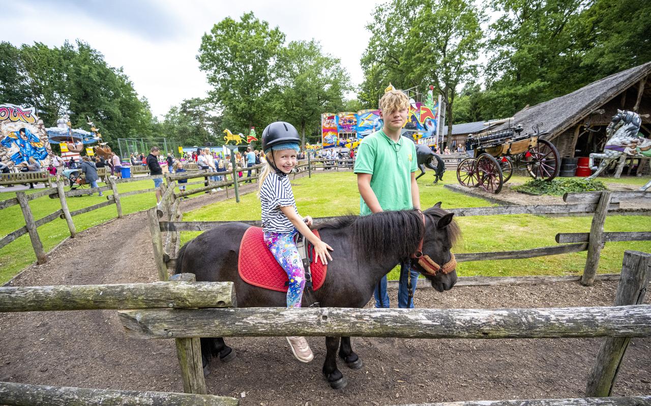 Een kind maakt een ponyritje in Attractiepark Drouwenerzand. Een kind maakt een ponyritje in Attractiepark Drouwenerzand.