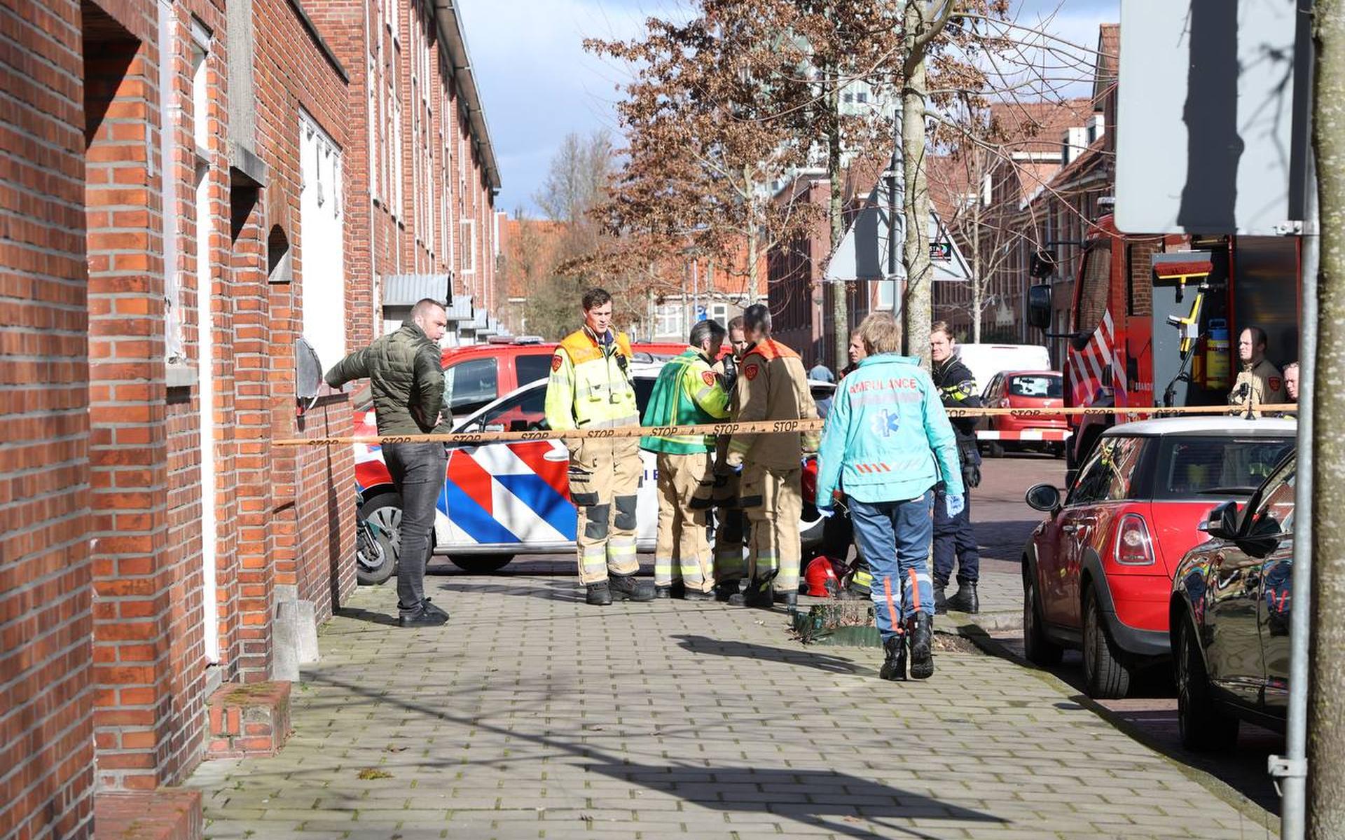 De brandweer doet onderzoek naar de 'gevaarlijke stof' in een woning aan de Bedumerweg.