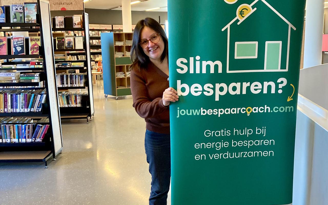 Energiecoach Margarita Strijker in de bibliotheek in Winschoten.
