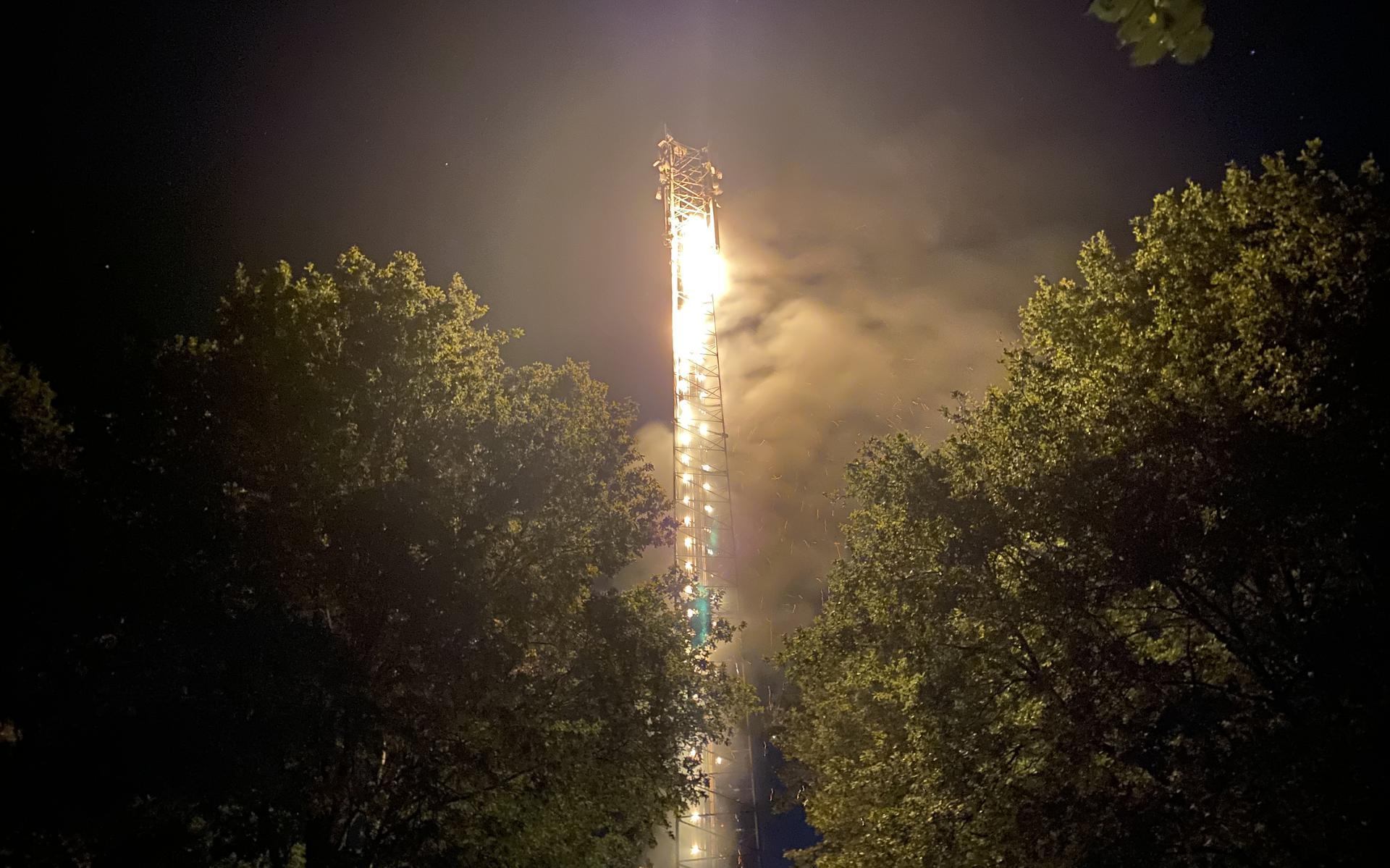Omwonenden van de uitgebrande zendmast Bargeres in Emmen kunnen een week na de brand nog steeds niet