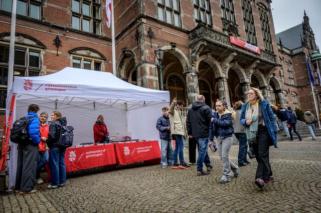 Studenten in spe nemen massaal ouders mee naar open dag van de RUG. ‘Past in generatie met curling-o