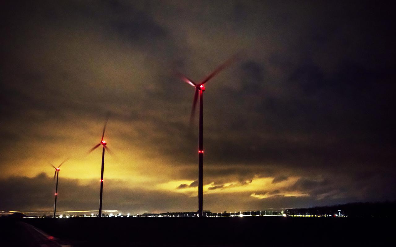 Windmolens langs de N33 bij Meeden met rode lichten in de avond.