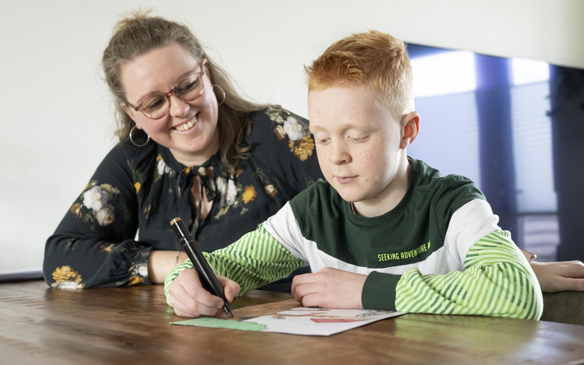 Nicole Beerda met haar zoon Luuk. Het duo schreef- en illustreerde een kinderboek over omgaan met long covid.