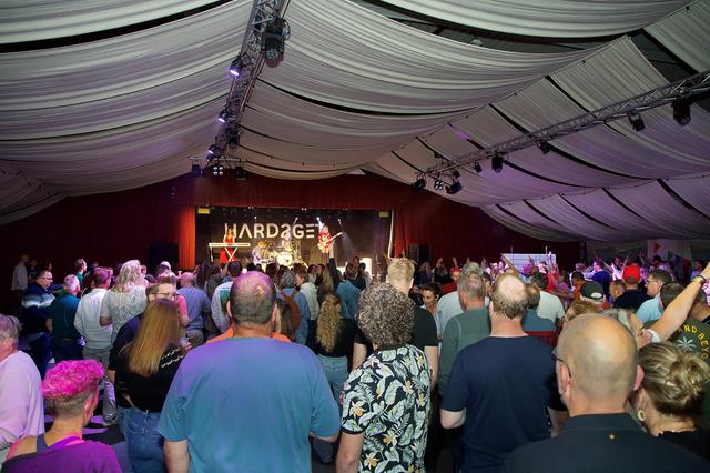 Grote, witte tenten in weilanden: de dorpsfeesten barsten los. In Wijster doen ze het net iets ander