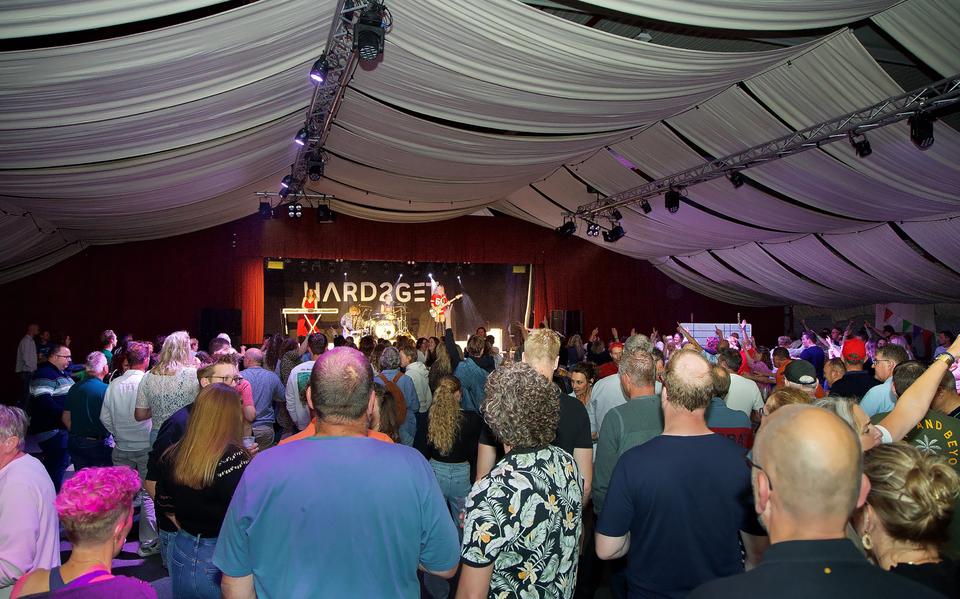 Wijster viert feest in de feesttent in de sporthal. Zaterdagavond trad de band Hard2Get op.