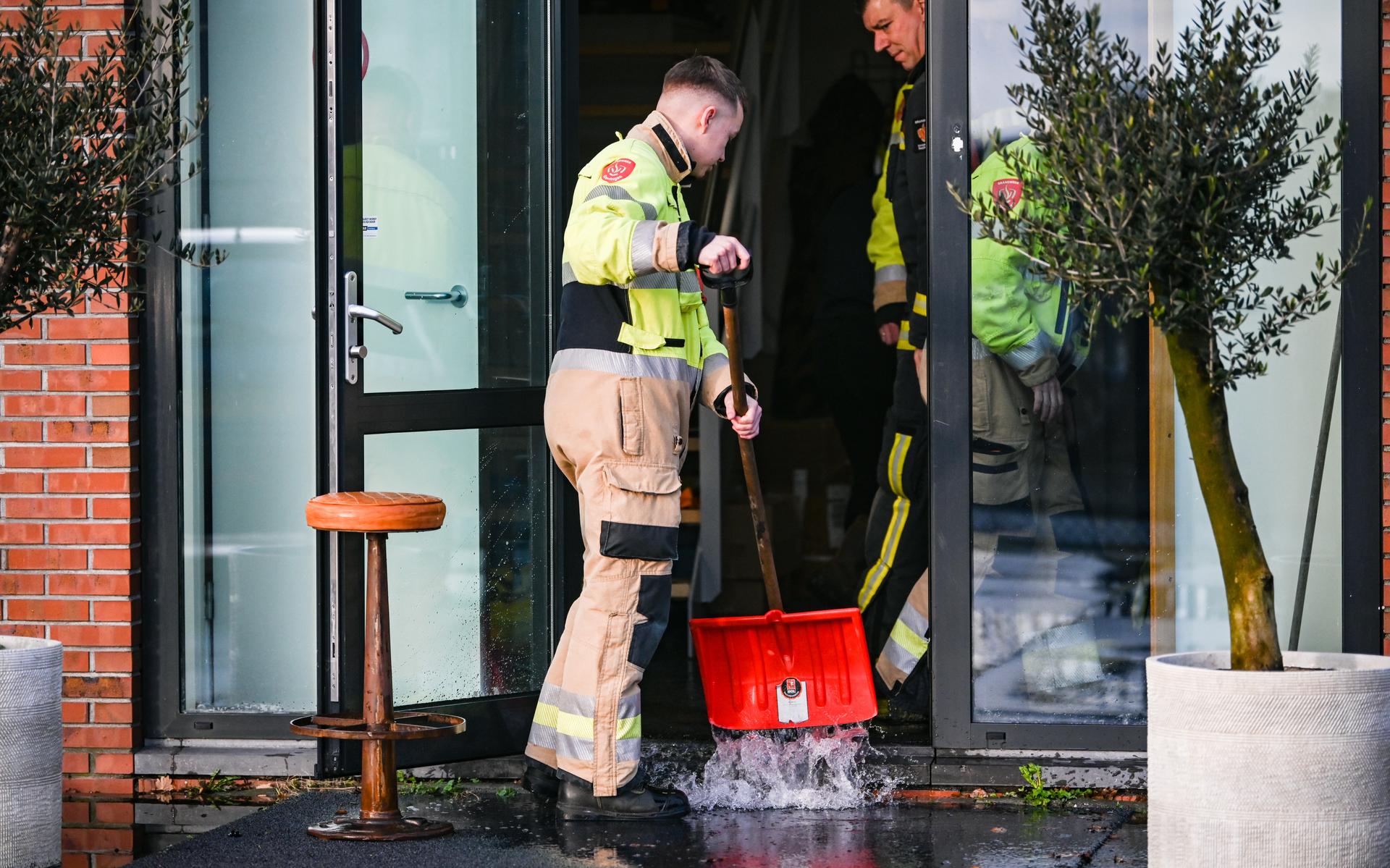 Kantoorpand Safety.nl in Foxhol staat blank. Waterleiding breekt af - Dagblad van het Noorden