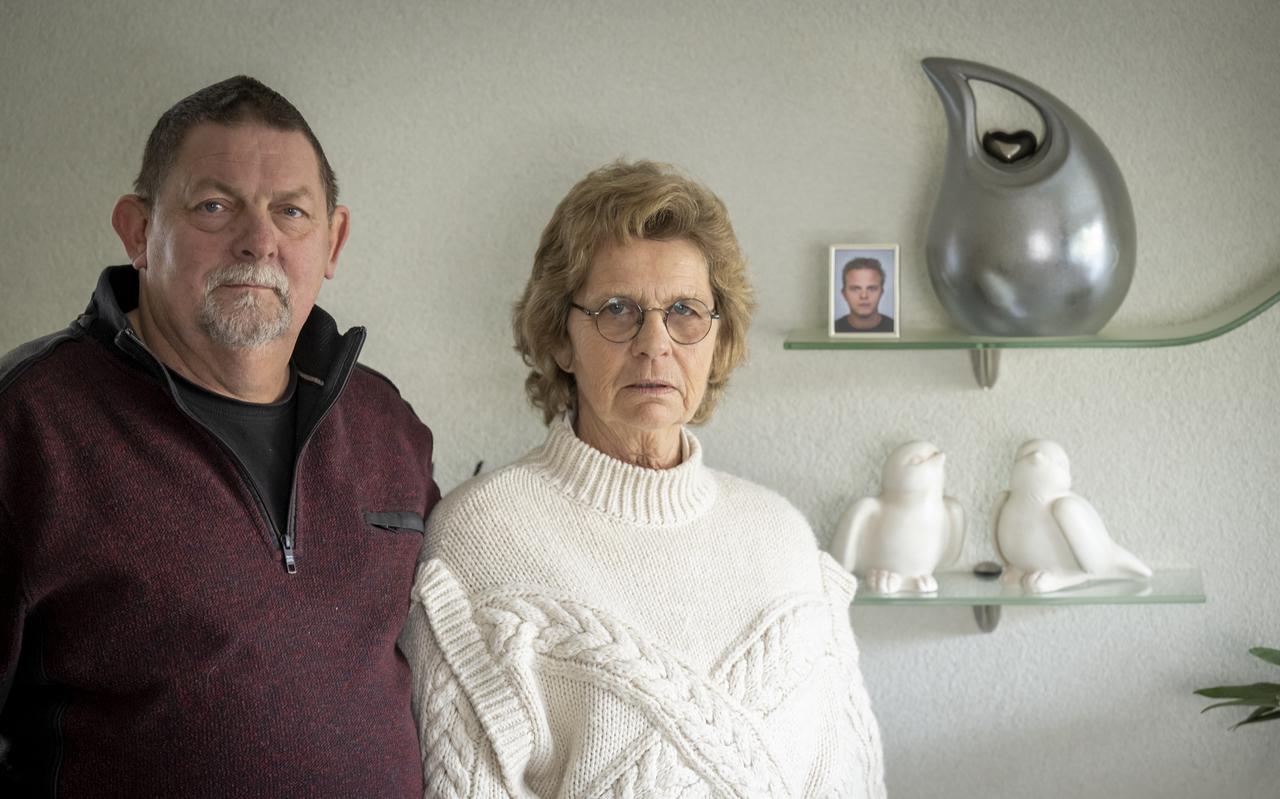 Ingrid en Wietse Meinema, ouders van de vermoorde Ralf Meinema bij de urn van hun zoon.