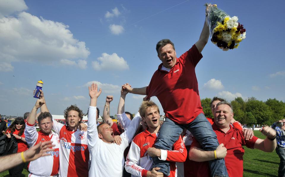 Geert Aalderink wordt in 2009 als trainer van Titan na het behalen van het kampioenschap op de schouders genomen door Martin Aalderink, Sonny Koops, Jeroen Aalderink, Peter Koops en Erik Hendriks (vlnr).