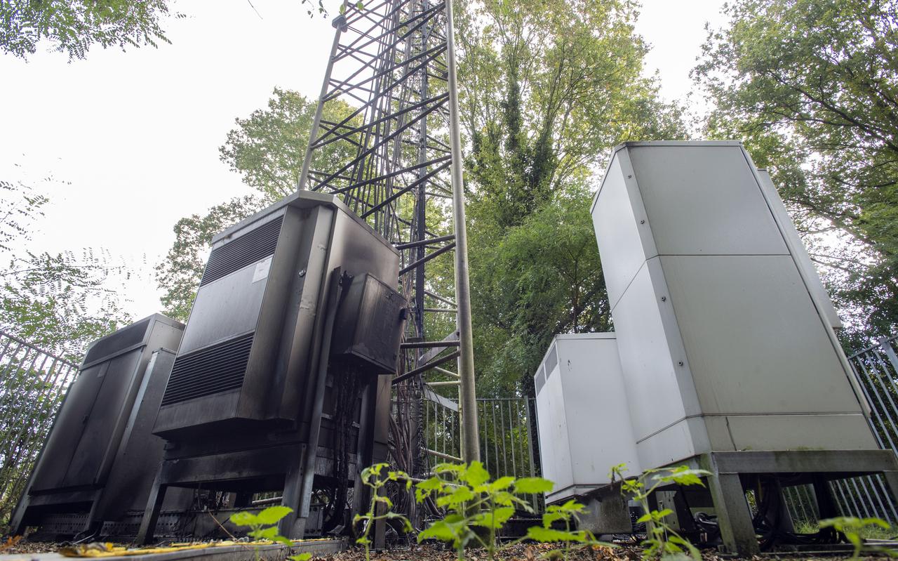 Rechts de vernieuwde apparatuur van Vodafone, links de afgebrande kasten en kabels van KPN Rechts de vernieuwde apparatuur van Vodafone, links de afgebrande kasten en kabels van KPN