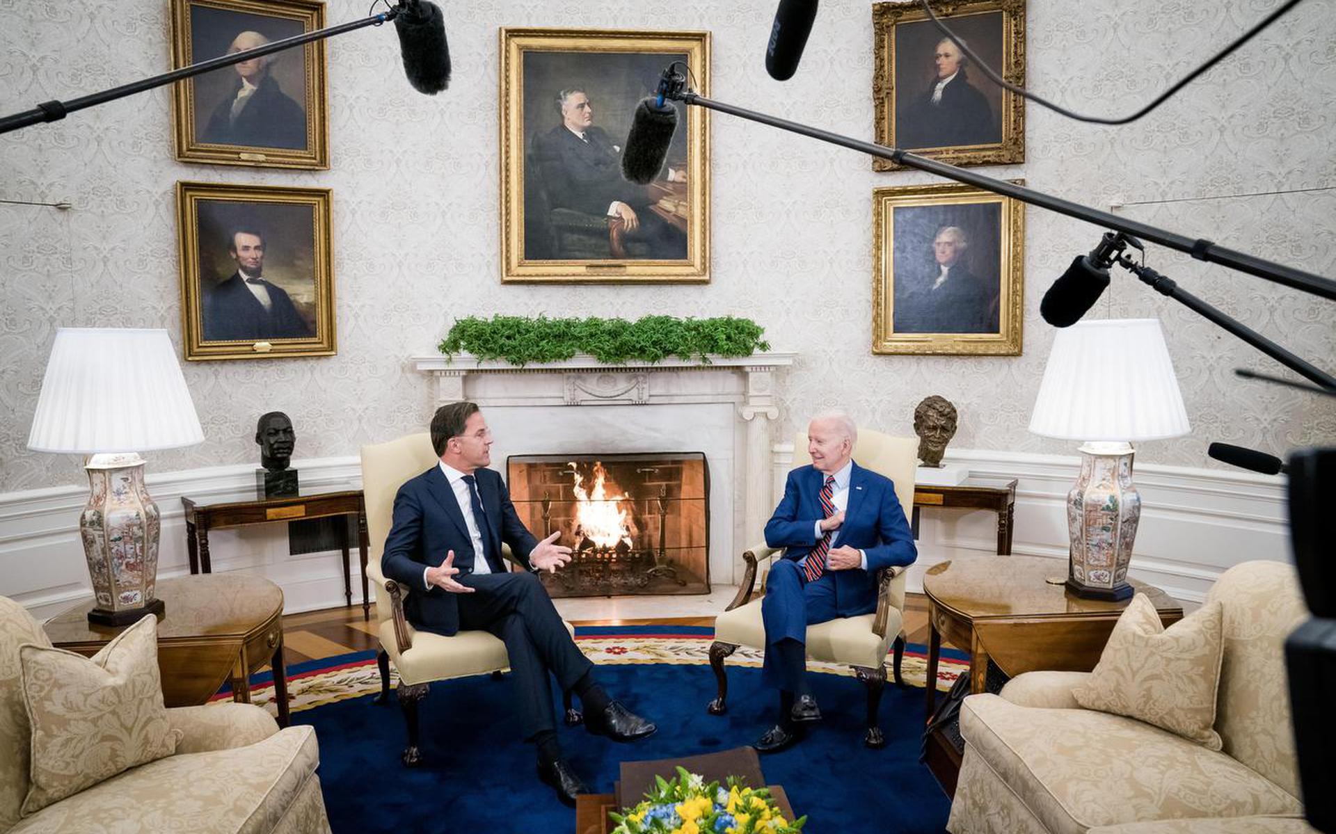 WASHINGTON - Premier Mark Rutte tijdens zijn ontmoeting met de Amerikaanse president Joe Biden, in het Witte Huis. Tijdens het bezoek zal onder meer worden gesproken over de coordinatie van de steun aan Oekraine. Ook komt de verdere samenwerking op het terrein van defensie en veiligheid aan bod en wordt er gesproken over de verdere versteviging van de bilaterale handelsrelatie tussen Nederland en de Verenigde Staten. ANP BART MAAT