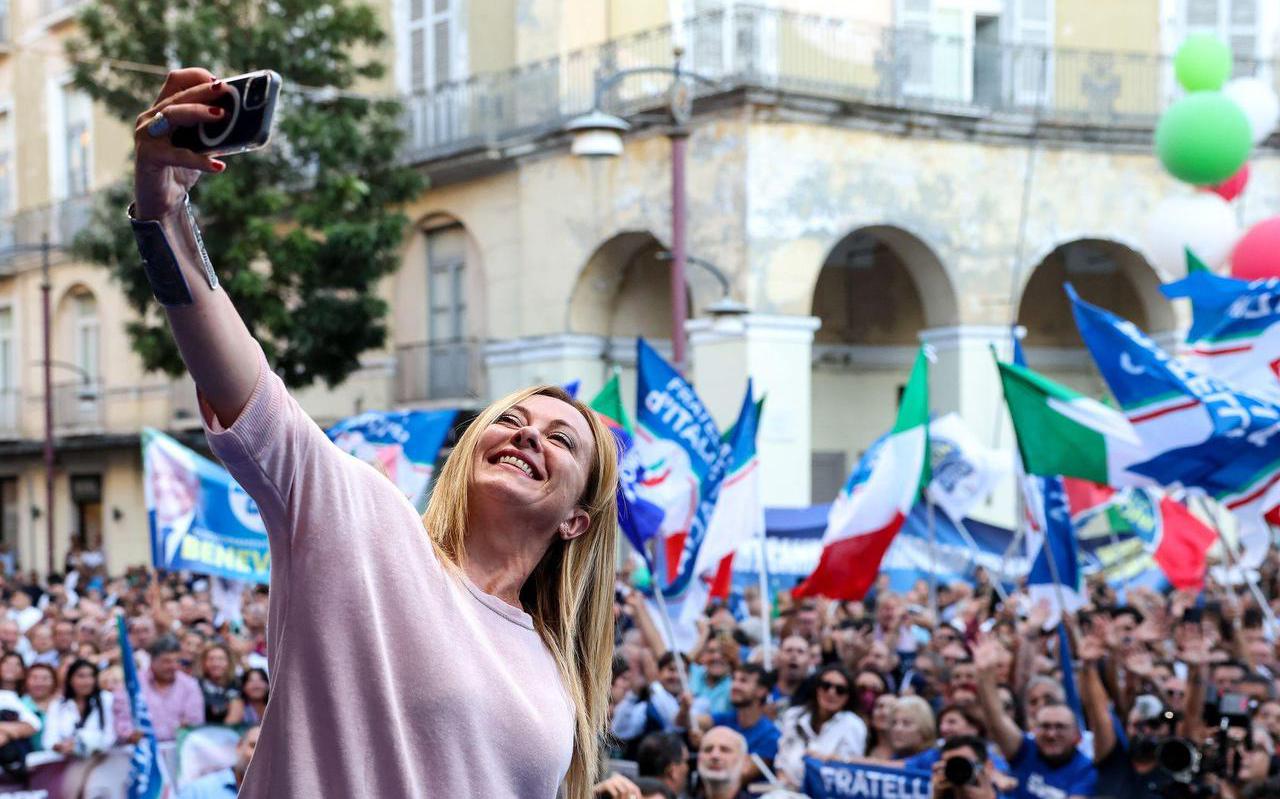 De populaire Giorgia Meloni kan de eerste vrouwelijke premier van Italië worden. 