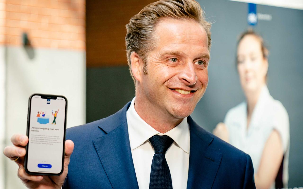Gezondheidsminister Hugo de Jonge toont de CoronaCheck-app. Gezondheidsminister Hugo de Jonge toont de CoronaCheck-app.