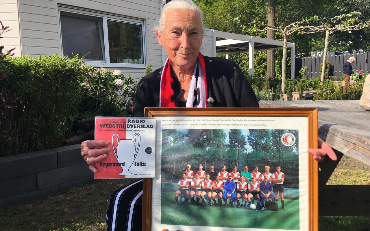 Elly Rodenburg, al 70 jaar Feyenoord-supporter. Toen ze 4 jaar oud was, ging ze voor het eerst naar De Kuip. Elly Rodenburg, al 70 jaar Feyenoord-supporter. Toen ze 4 jaar oud was, ging ze voor het eerst naar De Kuip.