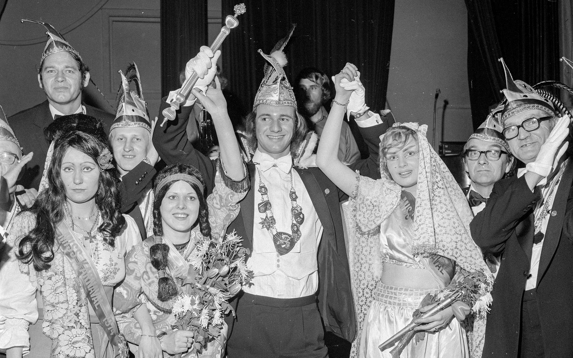 Hilda Kleine (rechts naast Prins Eddy) mag zich Miss Carnaval 1974 noemen.