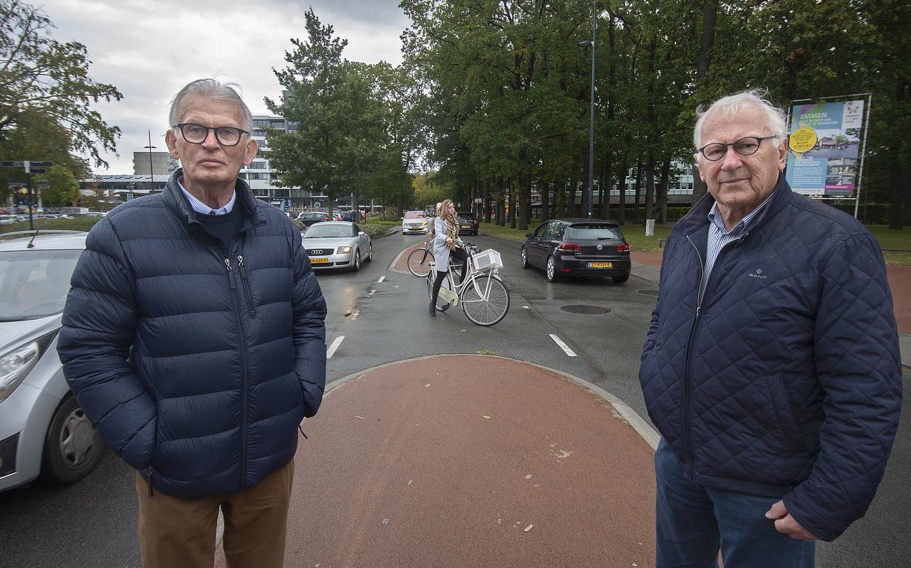 Henk van der Scheer (links) en Gerard Boels op de drukke kruising van de Wilhelminastraat en de Kerkhoflaan.