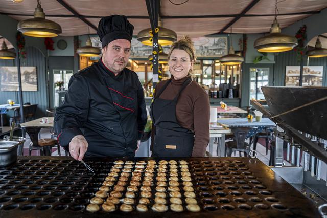 Maarten (42) en Gabry (36) blazen poffertjessalon Zuidlaren van wijlen Arnold Por nieuw leven in. ‘W
