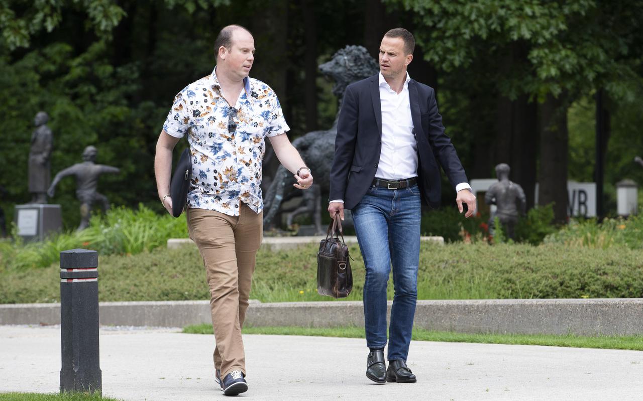 Financieel directeur Frank Maatje van FC Emmen (links), hier op de foto wandelend in Zeist.