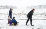 De familie Schurer trekt er op uit met de slee. Foto's van de sneeuw in Drenthe tijdens storm Darcy. 