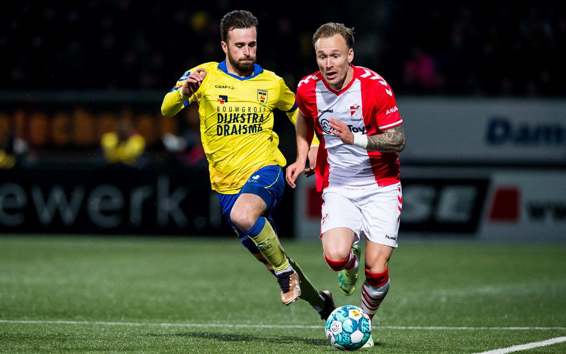Mark Diemers namens FC Emmen in duel met Michael Breij van SC Cambuur. 