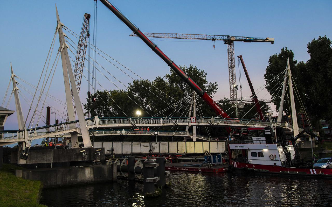 Rijkswaterstaat haalde de Gerrit Krolbrug in Groningen, die in mei kapot werd gevaren, het afgelopen weekend weg.
