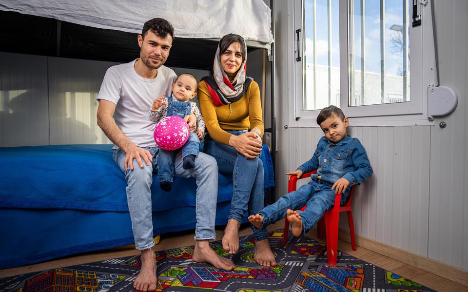 Ahmad Solail Aziz, Asal, Palwasha Aziz en Basel wachten in een containerwoning in Winsum op een permanent huis. 