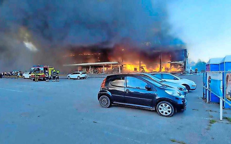 Oekraïense brandweerlui proberen in juni in Kremenchuk een brand te blussen in een winkelcentrum dat door een Russische aanval is getroffen. Over het lot van slachtoffers worden via alternatieve nieuwsmedia wilde verhalen de wereld in gestuurd.