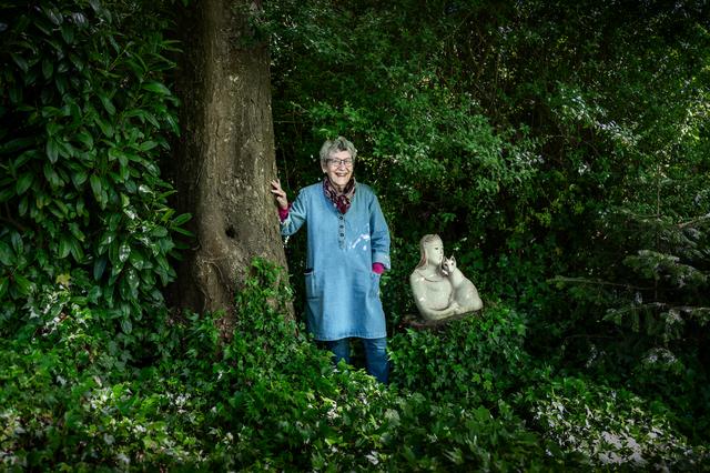 Cilia (85) uit Bad Nieuweschans maakt kunst in haar verborgen paradijsje