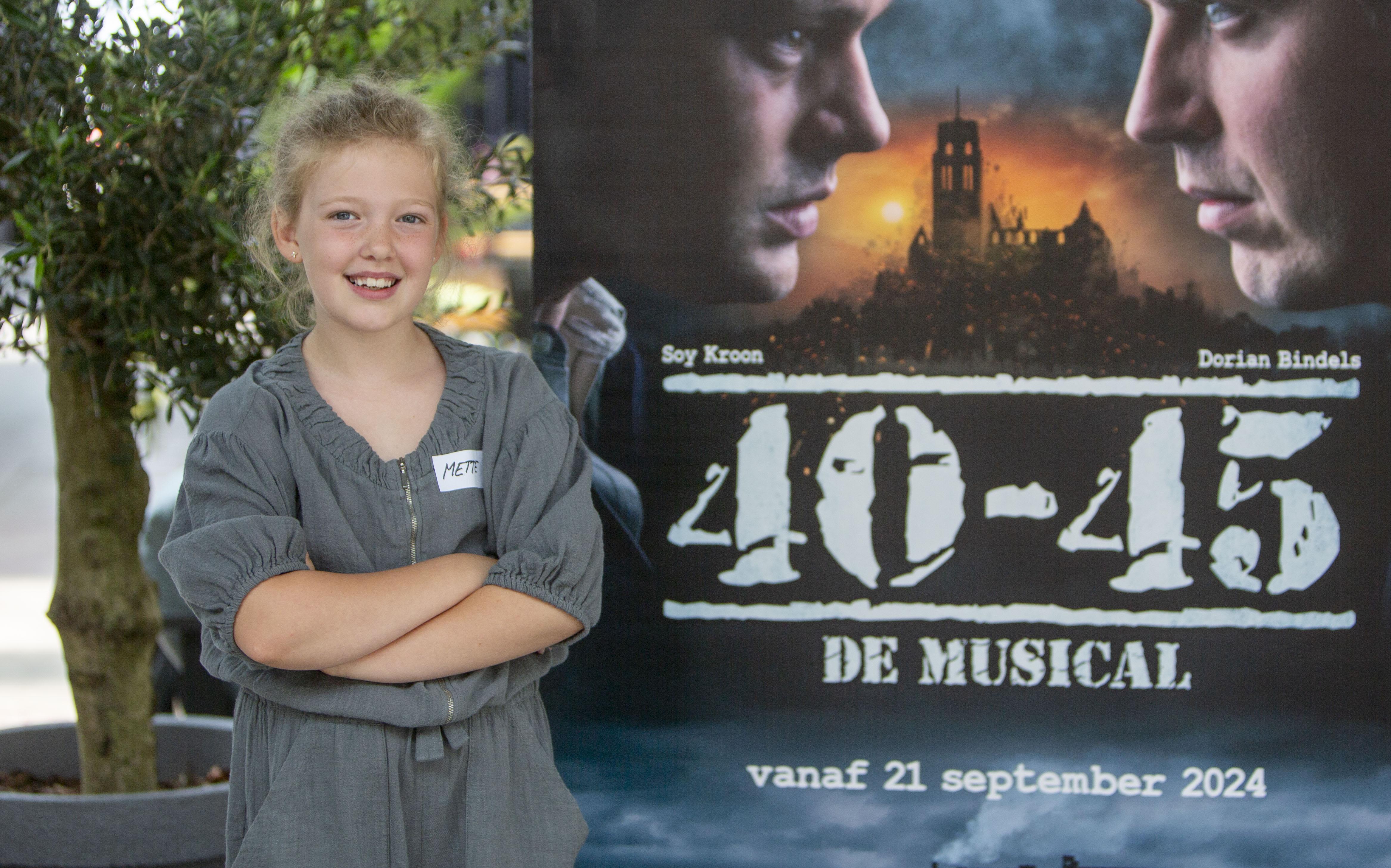 Mette Junia (9) uit Dwingeloo is te zien in '40-45, de Musical'. 'Gaaf om met Soy Kroon in theater t