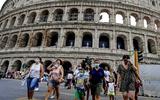 Of dit jaar veel scholieren het Colosseum in Rome van dichtbij zullen bekijken, is zeer de vraag. Italië vraagt een booster bovenop een vaccinatie.