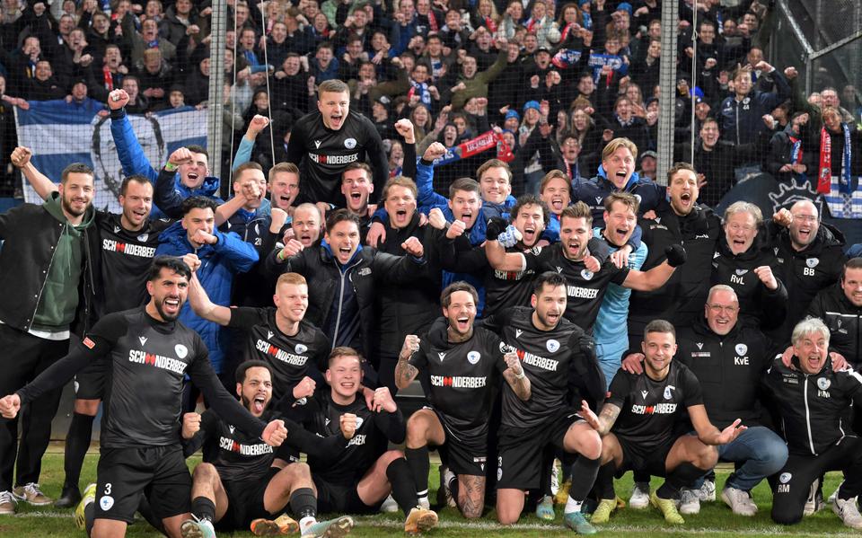 SV Spakenburg viert de overwinning na afloop van de wedstrijd in stadion Galgenwaard in Utrecht. 