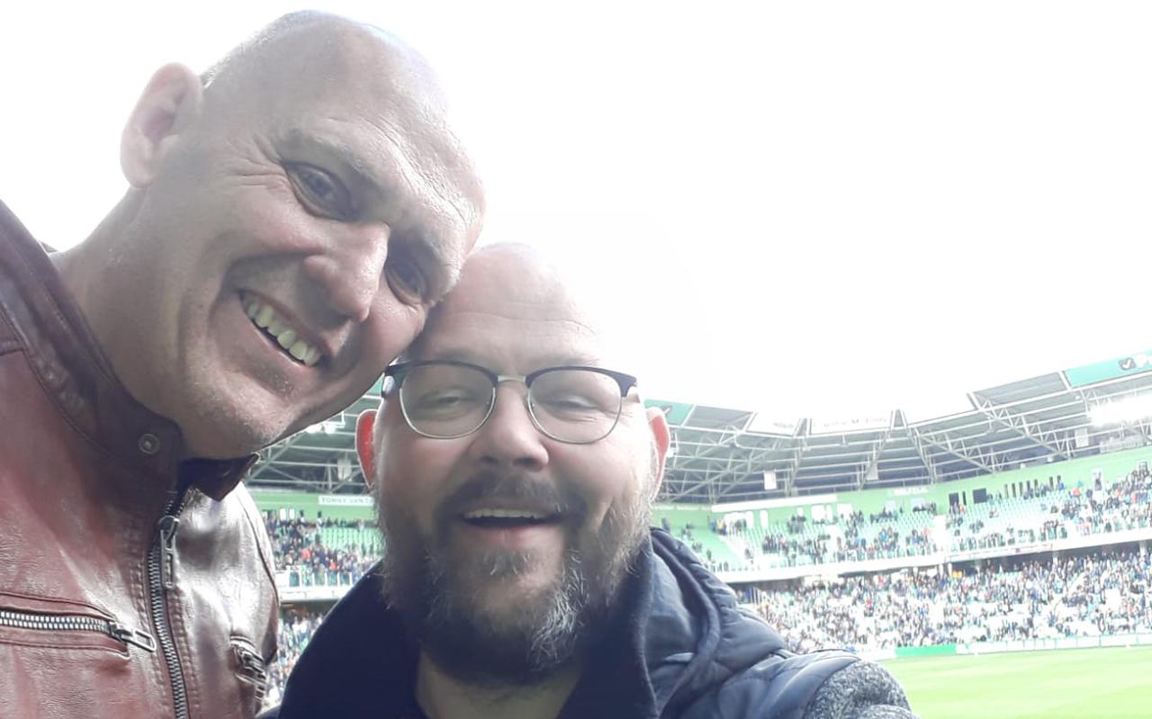 Heino Huizing (rechts) met Johan Daanje in het stadion van FC Groningen.