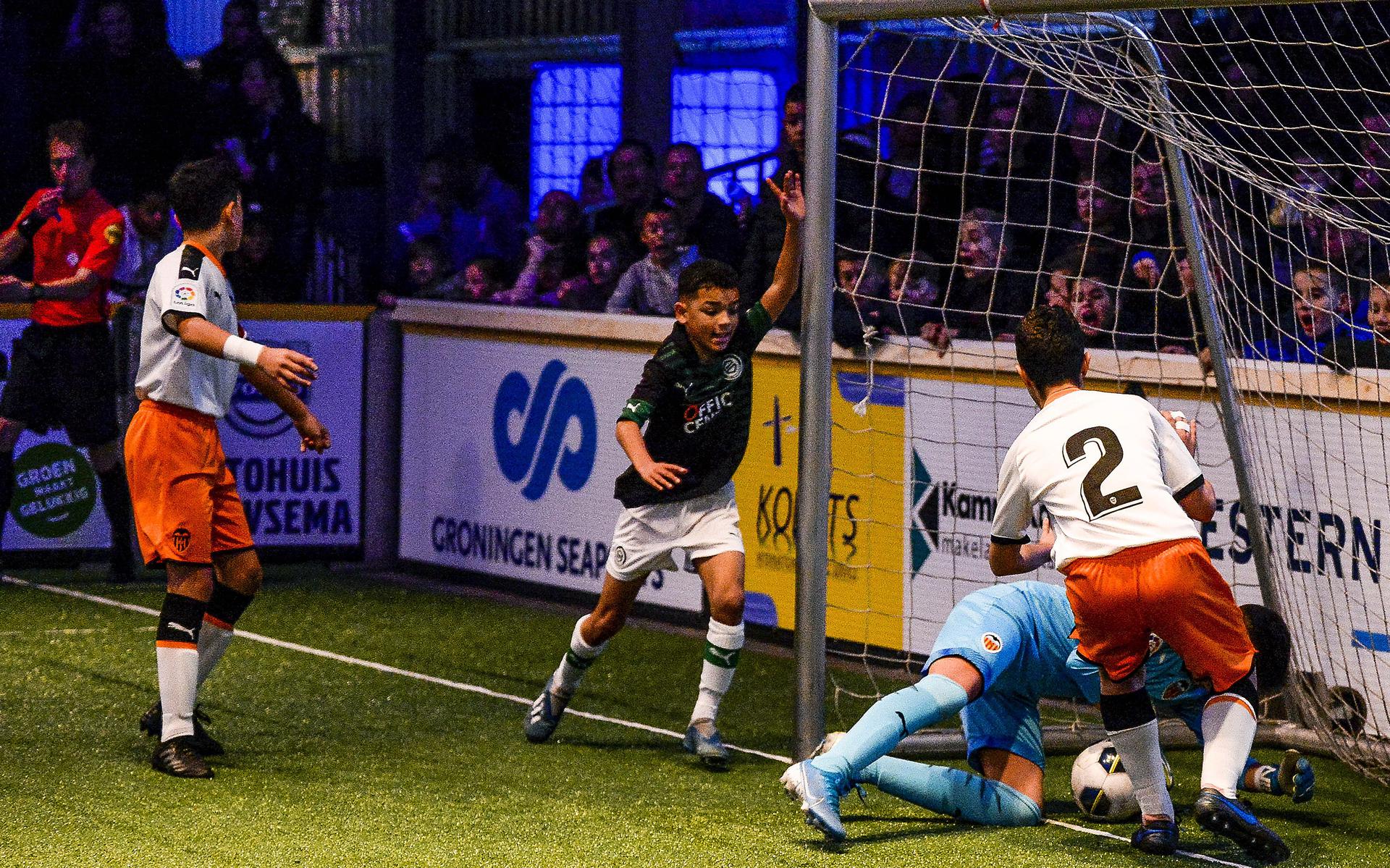 FC Groningen-speler Yenio Holder (12 jaar) scoort fraai tegen Valencia.