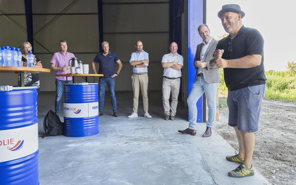 Pieter-Bas Rebers en Tom de Ket op de locatie waar in 2023 de theatervoorstelling Boer Koekoek wordt opgevoerd. 