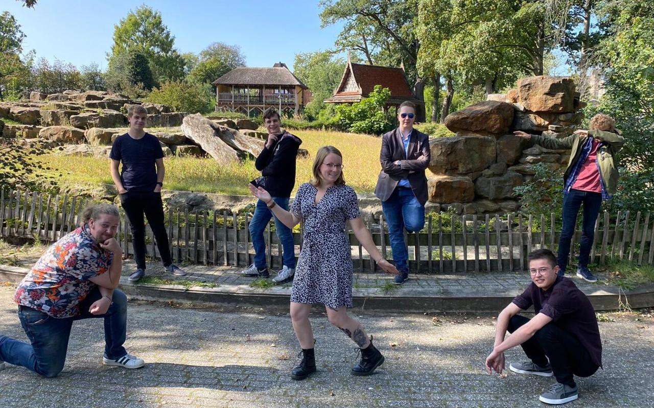 De eerste officiële activiteit van de Drentse GroenLinks-jongeren was een picknick in september. Op de voorgrond Tineke Visscher, die samen met Tanno van de Kamp (links achter haar) het bestuur doet. De eerste officiële activiteit van de Drentse GroenLinks-jongeren was een picknick in september. Op de voorgrond Tineke Visscher, die samen met Tanno van de Kamp (links achter haar) het bestuur doet.