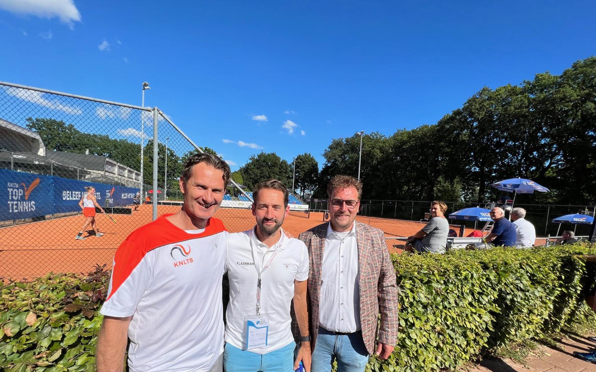 Jacco Eltingh, Jan Bunt en Kees van Oostenrijk (vlnr) voor het centre court in Haren.