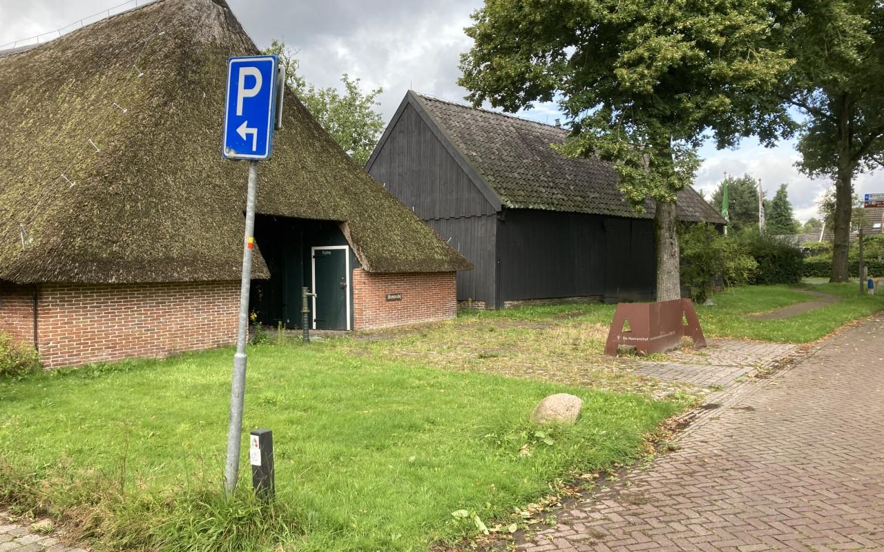 De Homanshof in Anloo met daarnaast de theeschenkerij in de schuur. De Homanshof in Anloo met daarnaast de theeschenkerij in de schuur.
